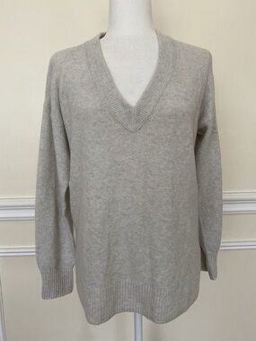 Madewell Women's V-Neck Sweater in Light Gray